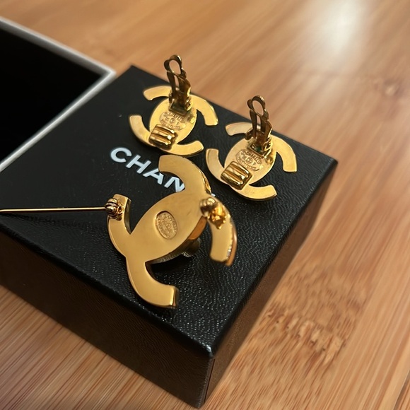 Chanel turn lock earrings and brooch - Picture 12 of 13